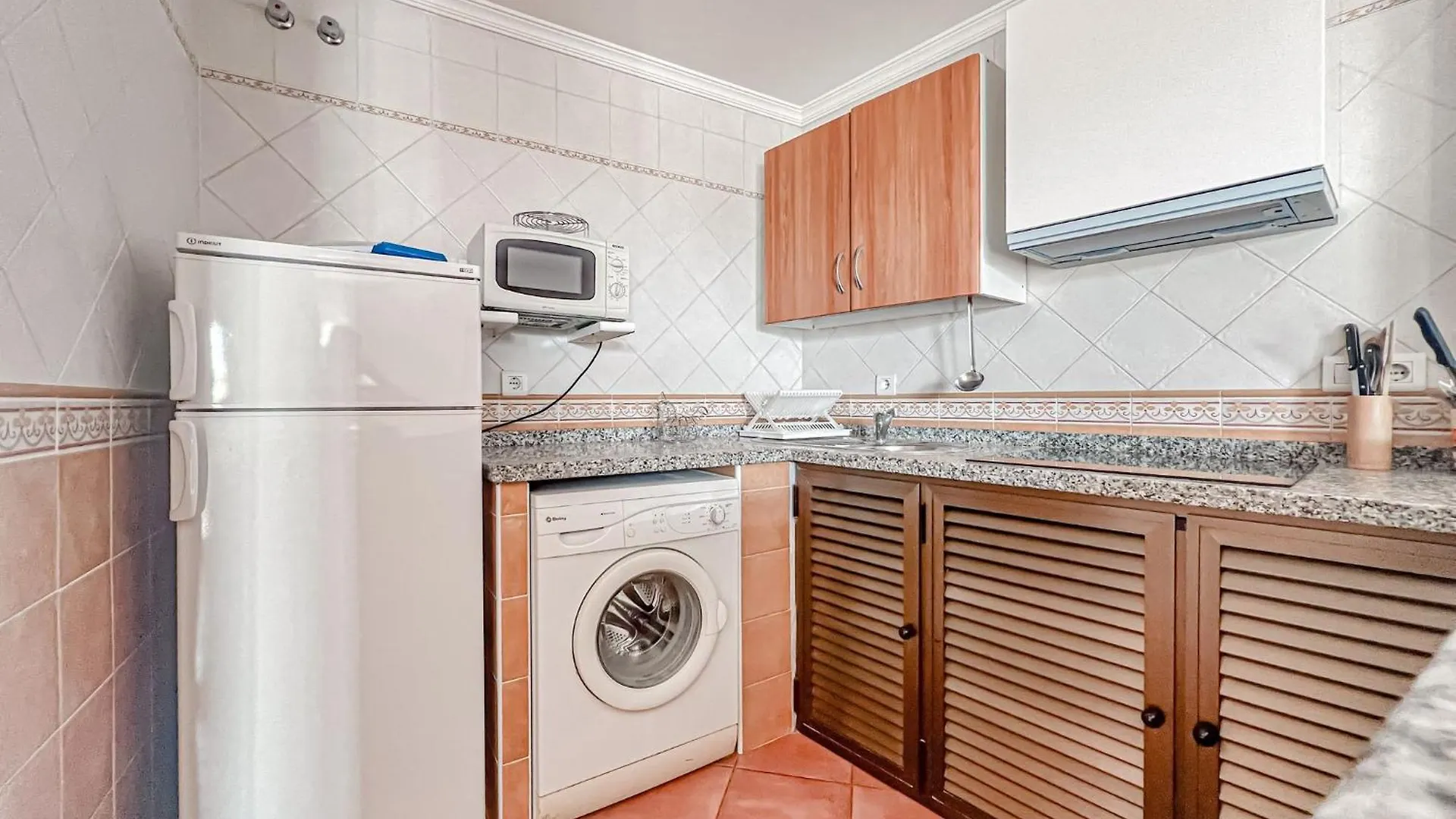 Bright 2-Bedroom Apartment With Private Patio And Communal Roof Terrace In Centr Nerja Spanien