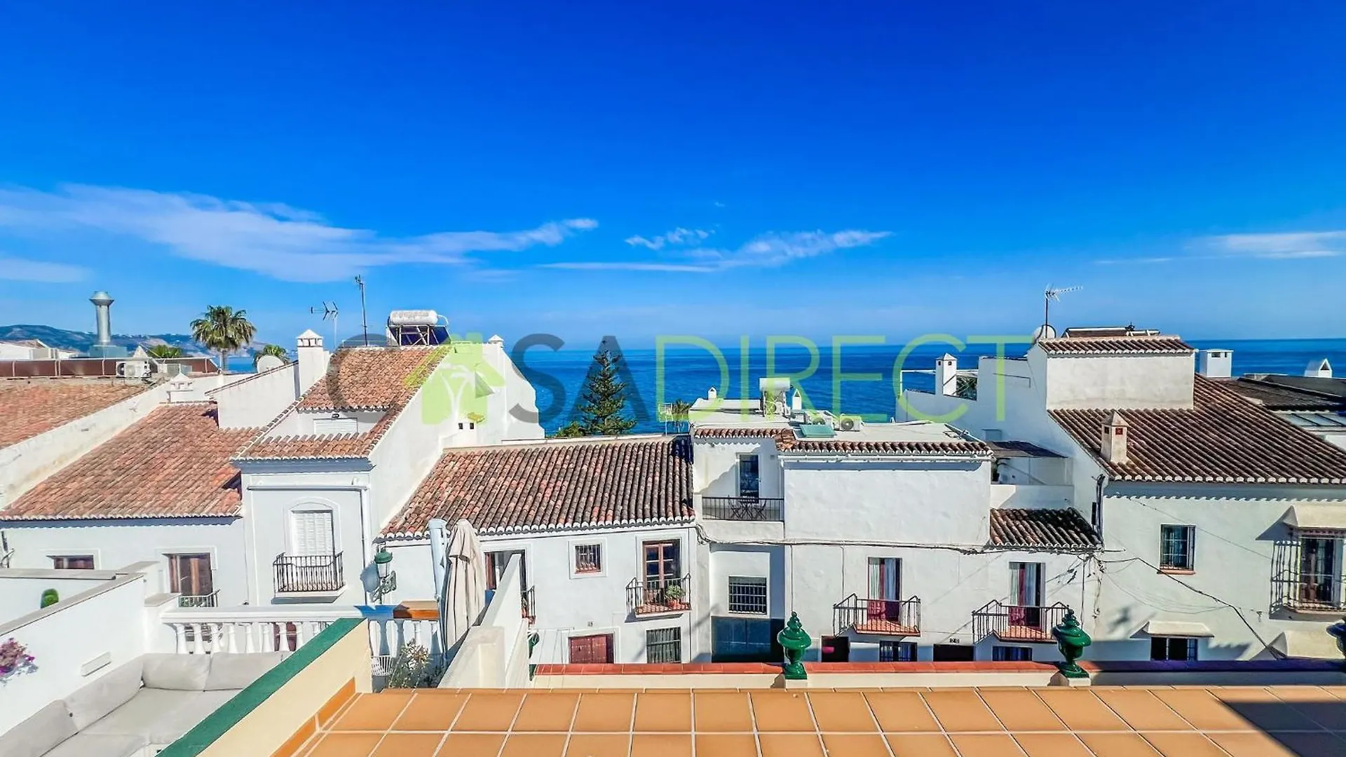 Bright 2-Bedroom Apartment With Private Patio And Communal Roof Terrace In Centr Nerja Spanien