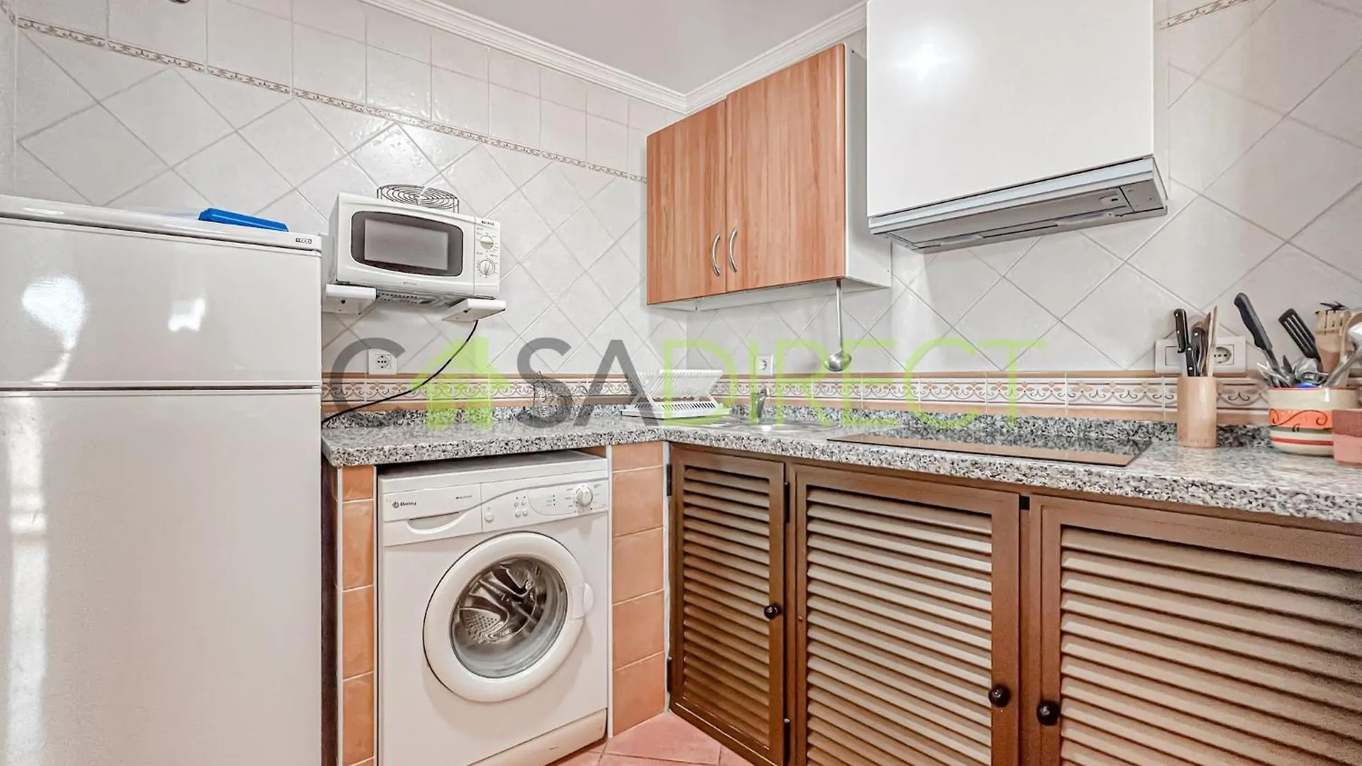 Bright 2-Bedroom Apartment With Private Patio And Communal Roof Terrace In Centr Nerja Spanien